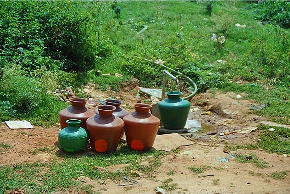 Slum area in Bangalore. The pots are deposed so they are ready when the water comes. Source: CONRADIN (2006)