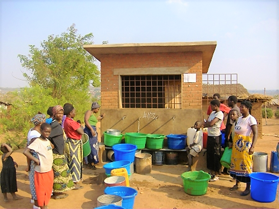 Women queue to buy w ater from a water kiosk in Lilongwe, Malawi. Source: MALIANO (2012)