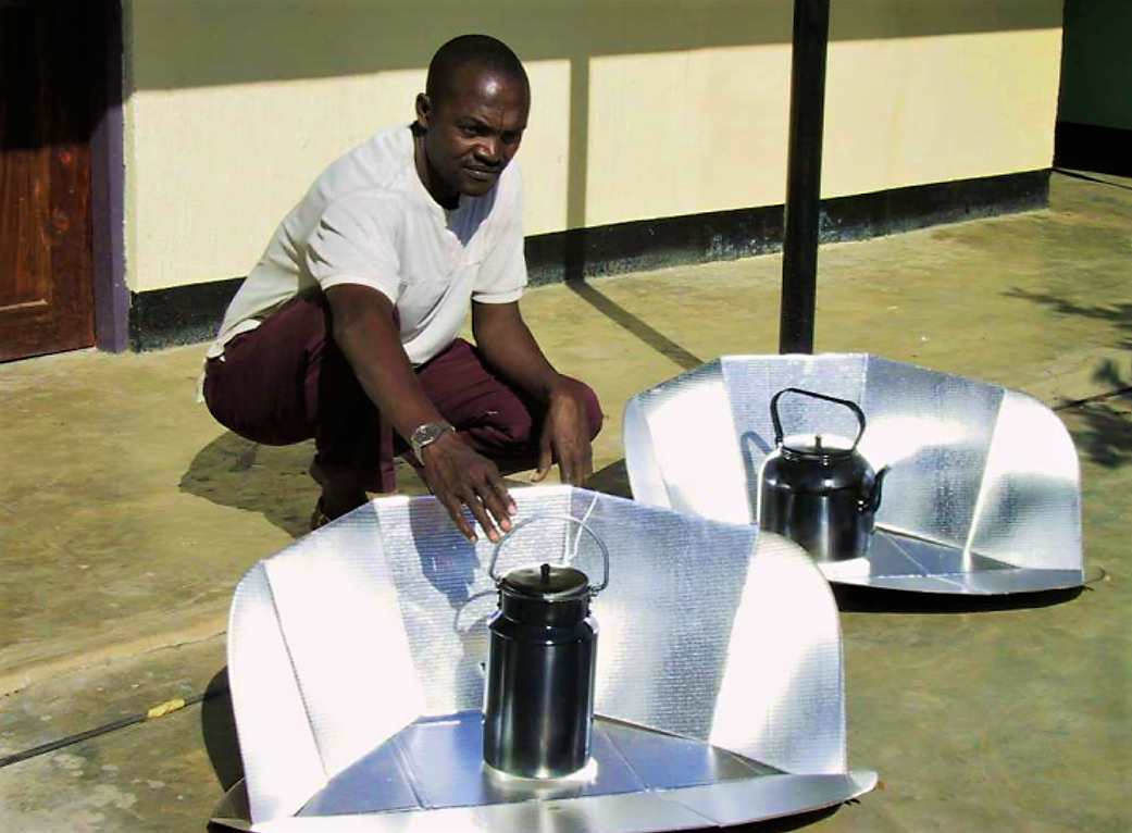 A solar cooking device with the black pan containing the water, and the reflecting panel increasing the efficiency of the pasteurisation process. Source: METCALF (2006)