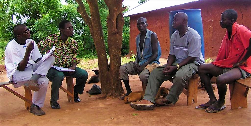 Two field workers conduct a semi-structured interview in Togo. Source: SPUHLER (2007)
