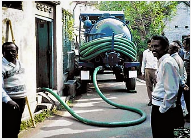 Vacuum truck emptying a pit in Bharakpur near Calcutta. Source: EAWAG/SANDEC (2008)