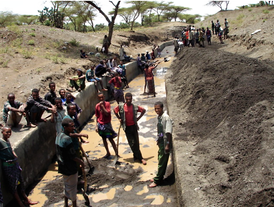 Farmers removing sediments from the main canal by shovelling. Source: EMBAYE (2009) 