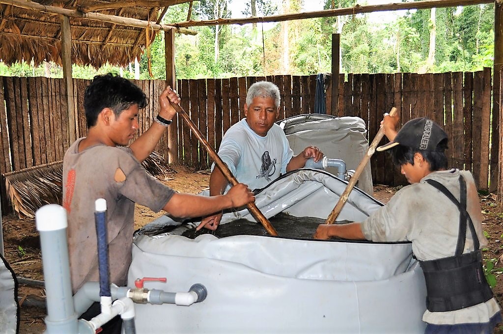 Tayakome’s village water committee cleaning their slow sand filters. Source: GLOBAL GIVING (2011)
