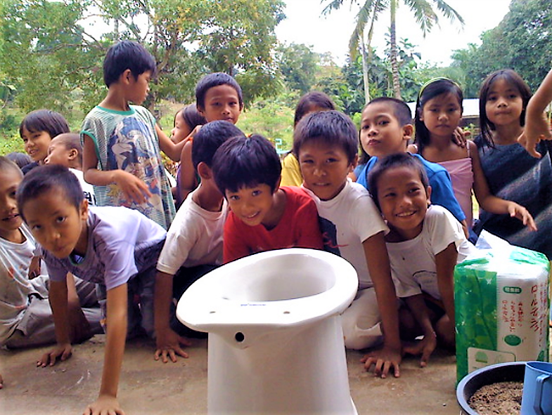 School orientation on correct use of urine separation toilet at elementary school in Baluarte (Cagayan de Oro, Philippines). Source: GTZ (2009)