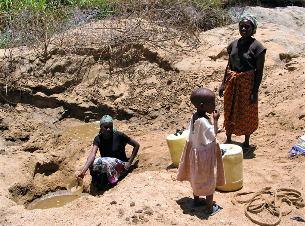 Groundwater abstraction from the riverbed by means of a scoop hole. Kitui District, Kenya. Source: HOOGMOED (2007)