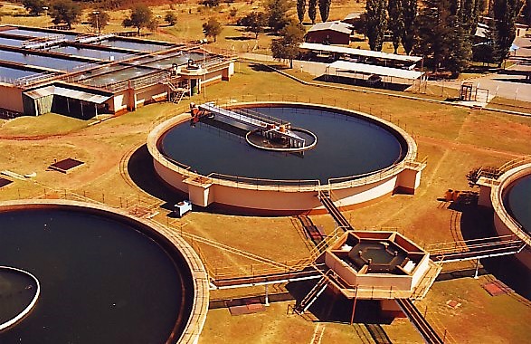 Large, centralised, high-tech sedimentation basins. Source: MIDVAALWATER (n.y.)