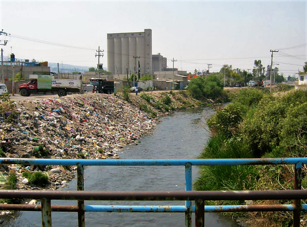El Gran Canal in Mexico City used as primary drainage system. The water in this canal, which also transports rain and stormwater, is heavily polluted with litter and untreated wastewater. Source: WALDWIND (n.y.)  